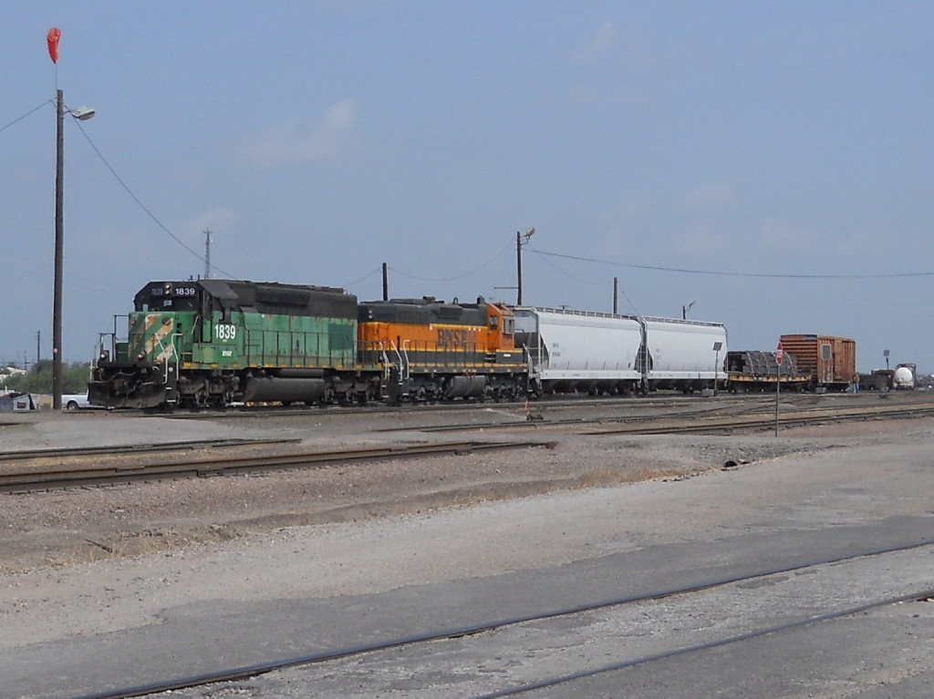 BNSF 1839  8Apr2011  Humping in the north yards 